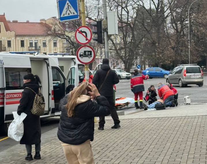 В Ужгороді невідомий чоловік помер на пішохідному переході (ФОТО)