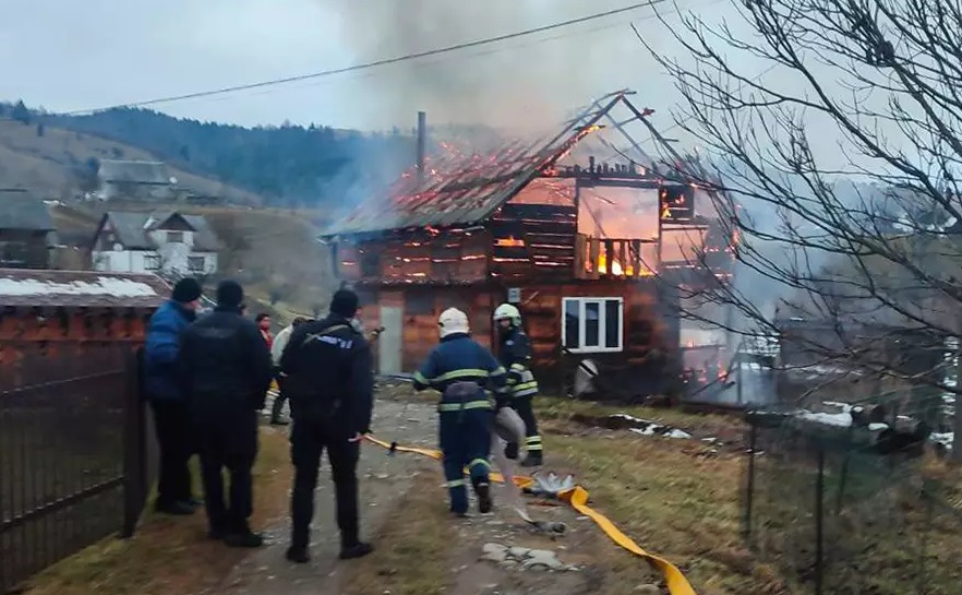 У Чорній Тисі на Рахівщині згорів дерев'яний будинок (ФОТО)