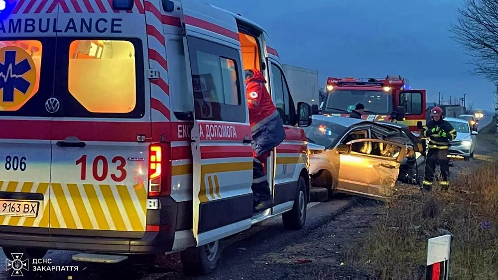 На Хустщині зіткнулися Dodge, Kia і Renault, одного водія деблоковували (ФОТО)