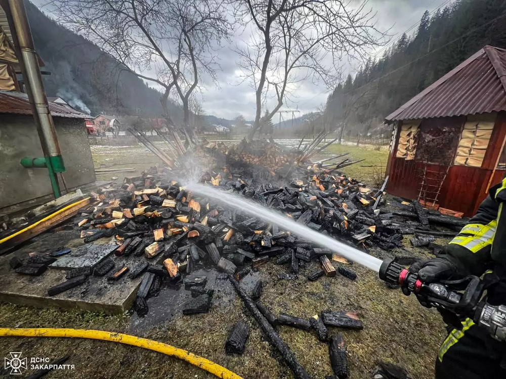 У Майдані на Хустщині через золу від печі, залишену біля дровітні, ледь не згорів будинок (ФОТО)