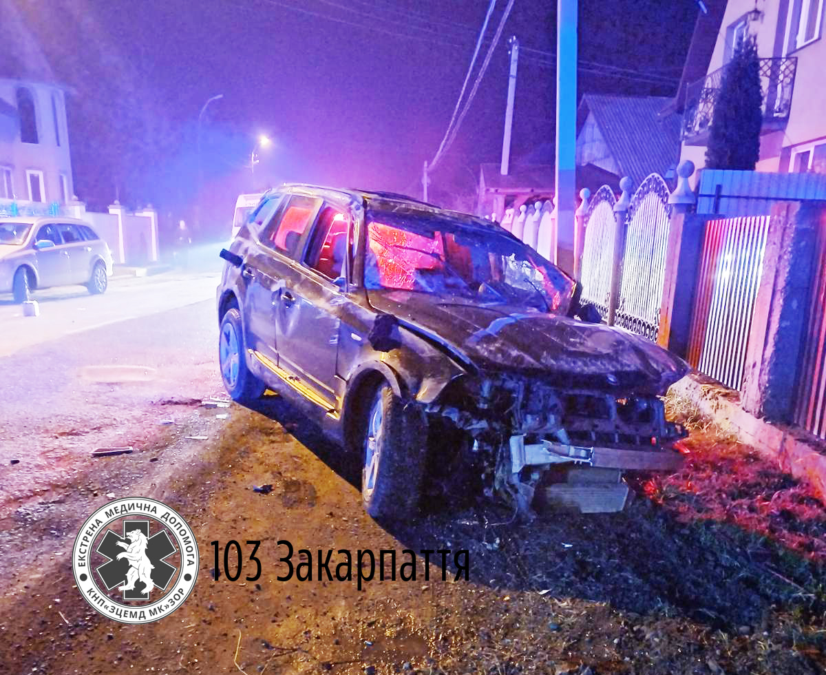 У Вільхівцях на Тячівщині жорстко зіткнулися два авто, є постраждалий (ФОТО)