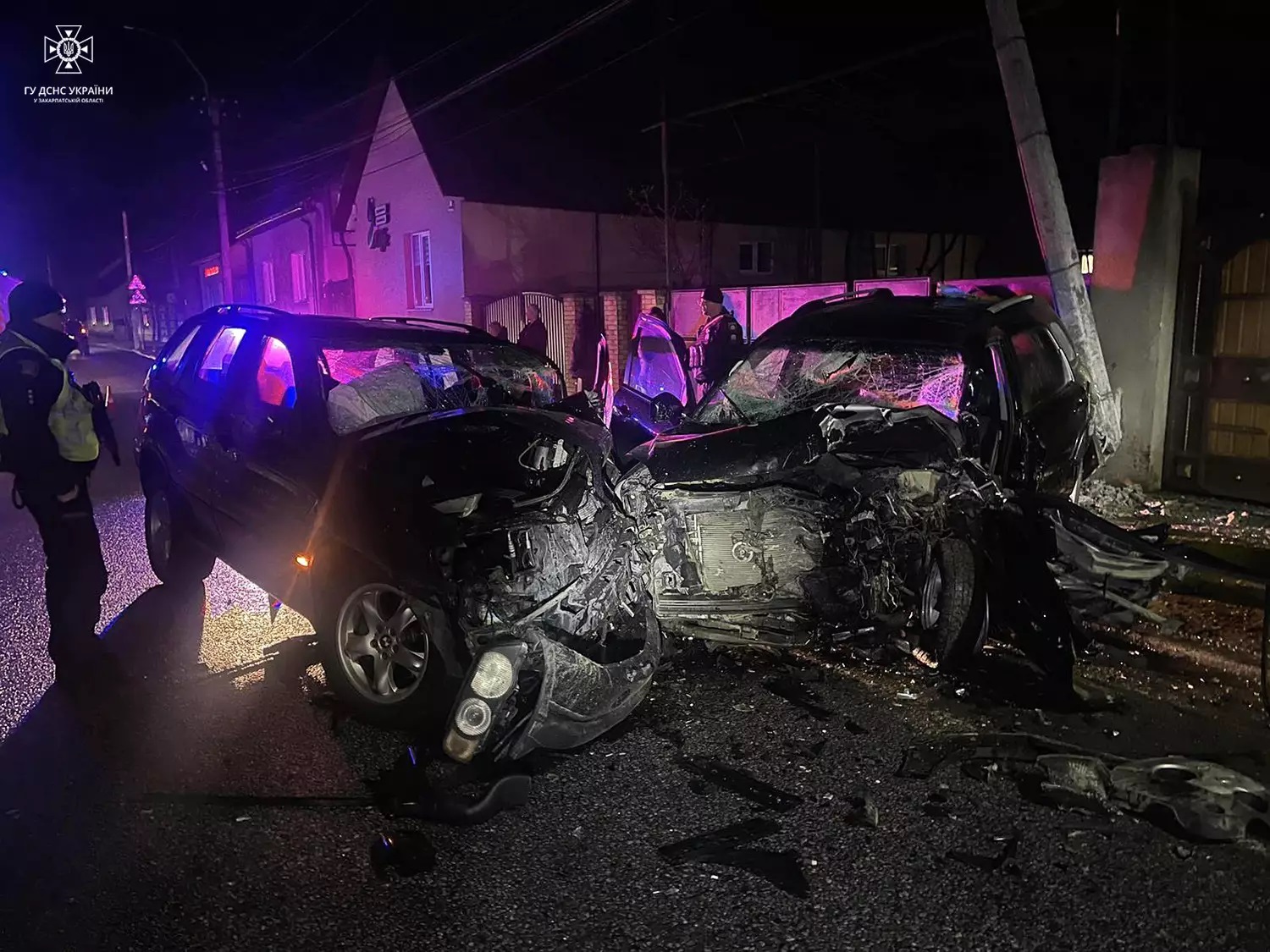 У Хусті внаслідок зіткнення легкових автомобілів BMW Х5 та КIA Sportage травмувалися четверо людей (ФОТО)