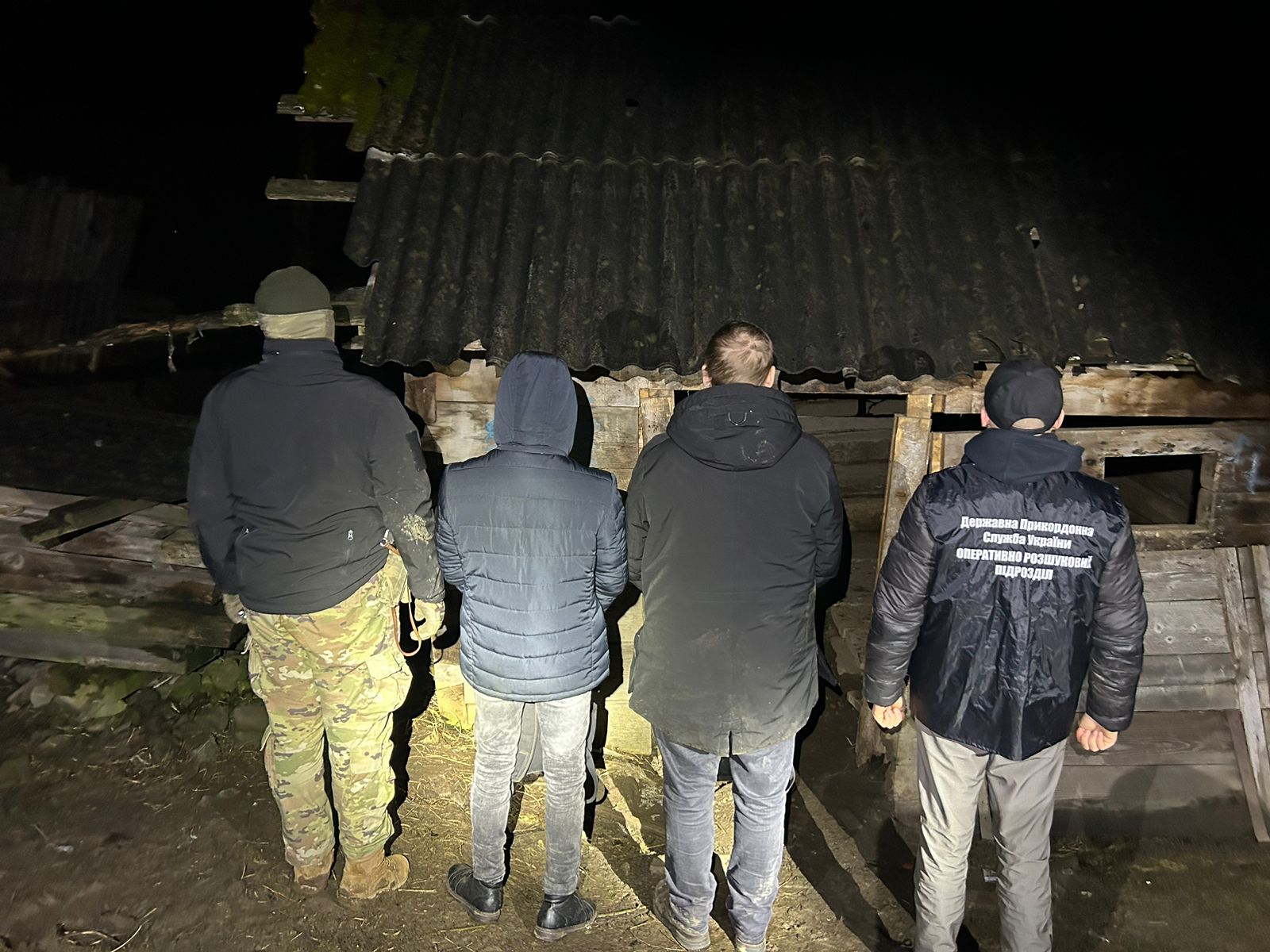 На Рахівщині в закинутій будівлі біля кордону виявили двох житомирян, "запланованих" до відправки в Румунію (ФОТО, ВІДЕО)