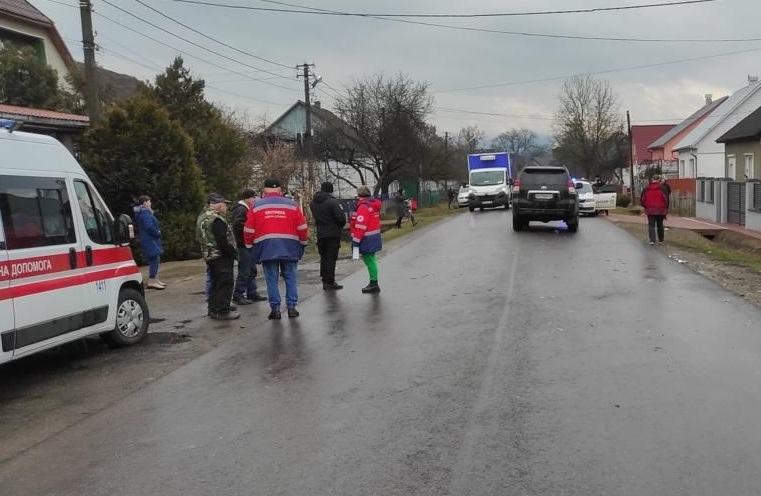 У Дулові на Тячівщині 26-річна водійка з Чумальова на "Тойоті" смертельно травмувала на узбіччі 62-річну жінку (ФОТО)