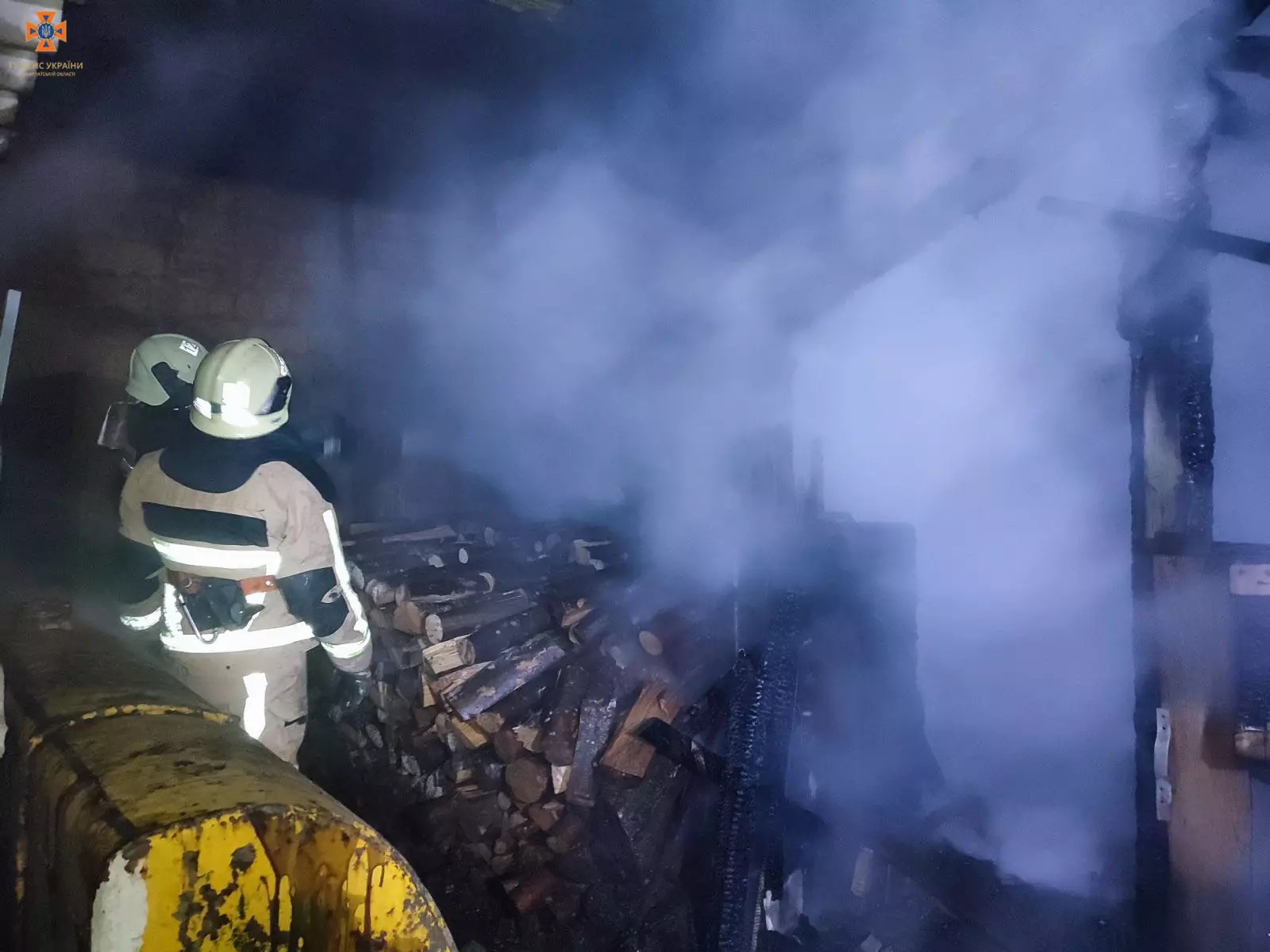 У Сваляві через висипану золу з печі згоріла надвірна споруда з дровами (ФОТО)