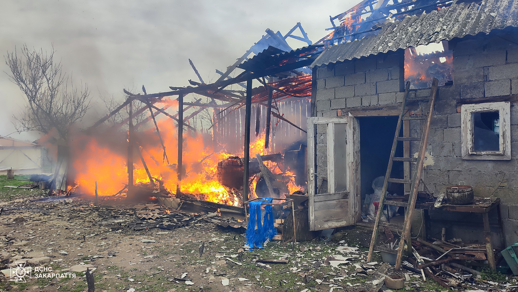 В Олешнику Виноградівської громади, спалюючи сміття на городі, жінка спалила дерев'яну споруду сусідів (ФОТО)