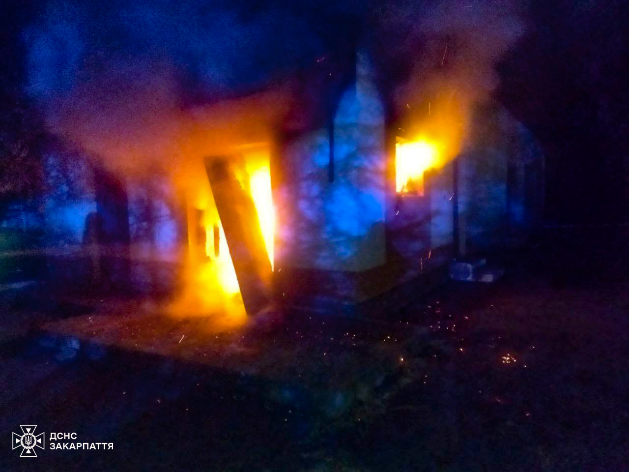 Уночі в Чопській міській лікарні вигоріла надвірна споруда (ФОТО)