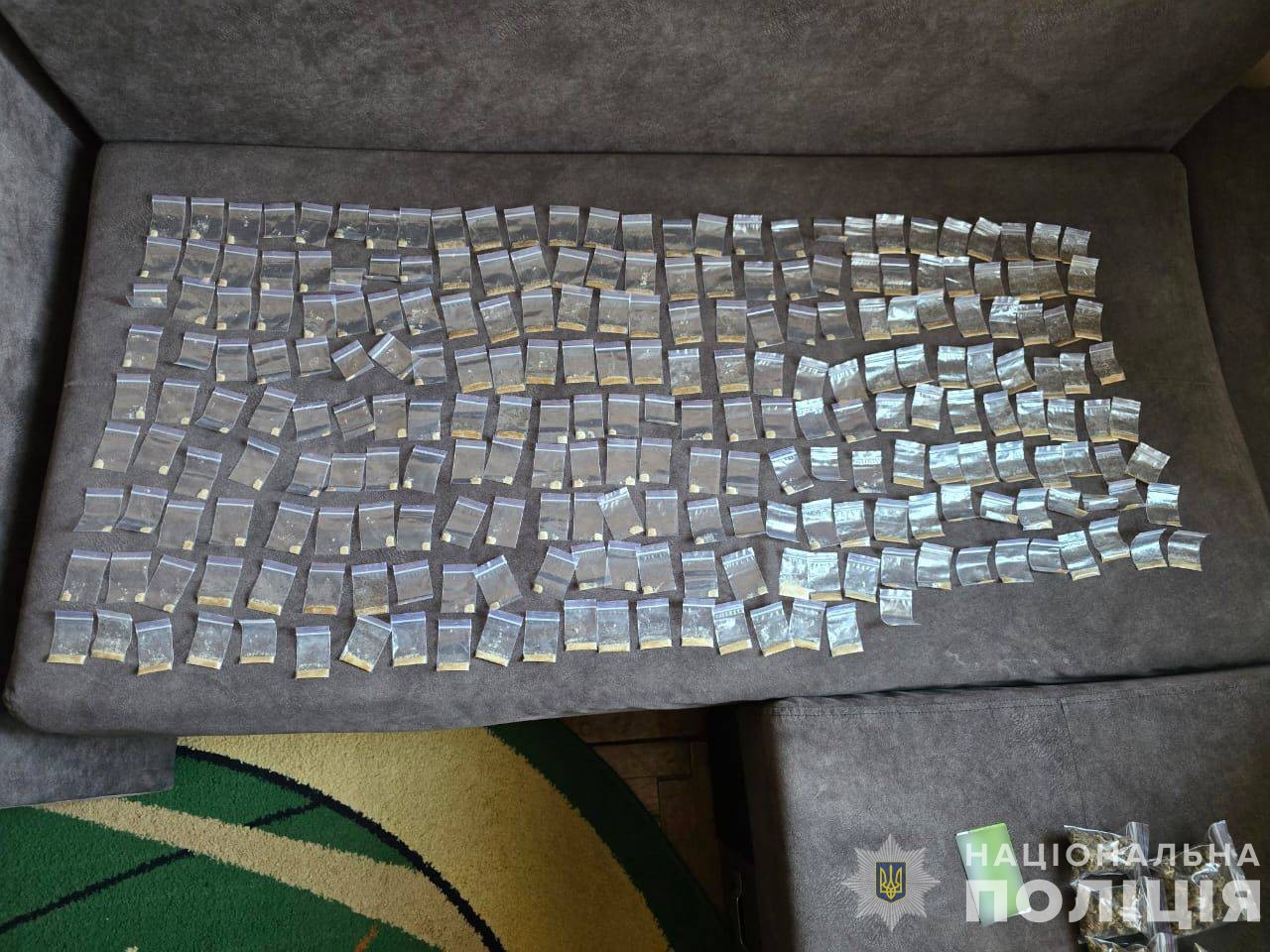 У затриманого в Мукачеві наркоторговця вилучили понад 200 розфасованих доз "товару" (ФОТО)