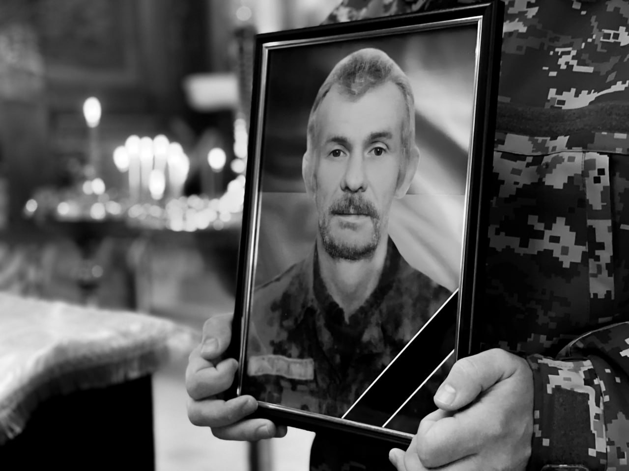 Втратила на війні сина та чоловіка: у Мукачеві прощалися з батьком полеглого захисника 