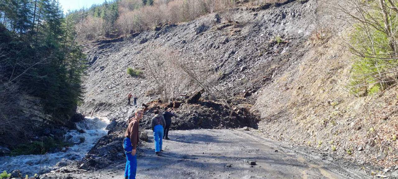 Рясні опади спричинили зсуви ґрунту в кількох населених пунктах Рахівщини (ФОТО)