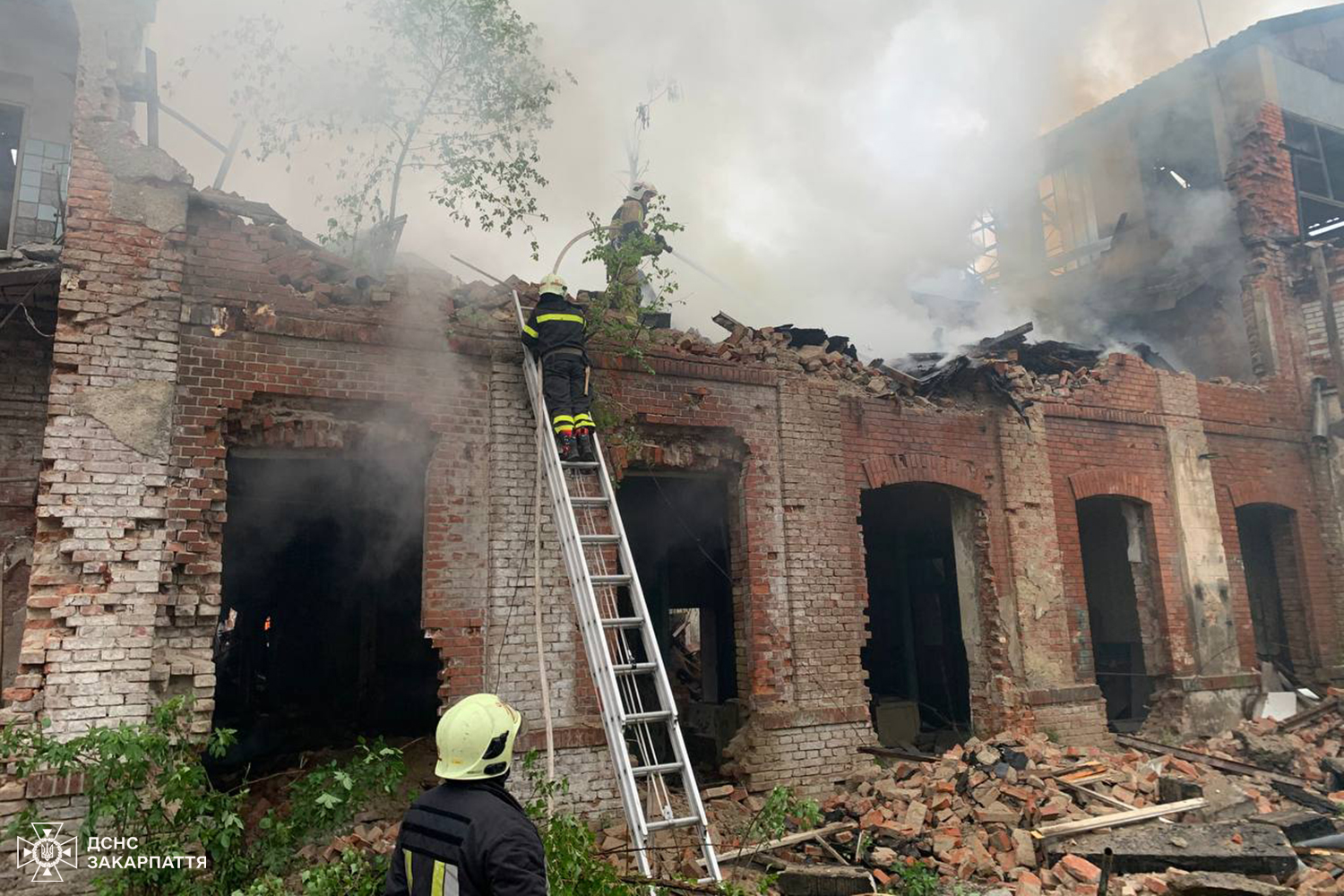 У Мукачеві горіла закинута будівля колишньої тютюнової фабрики (ФОТО)