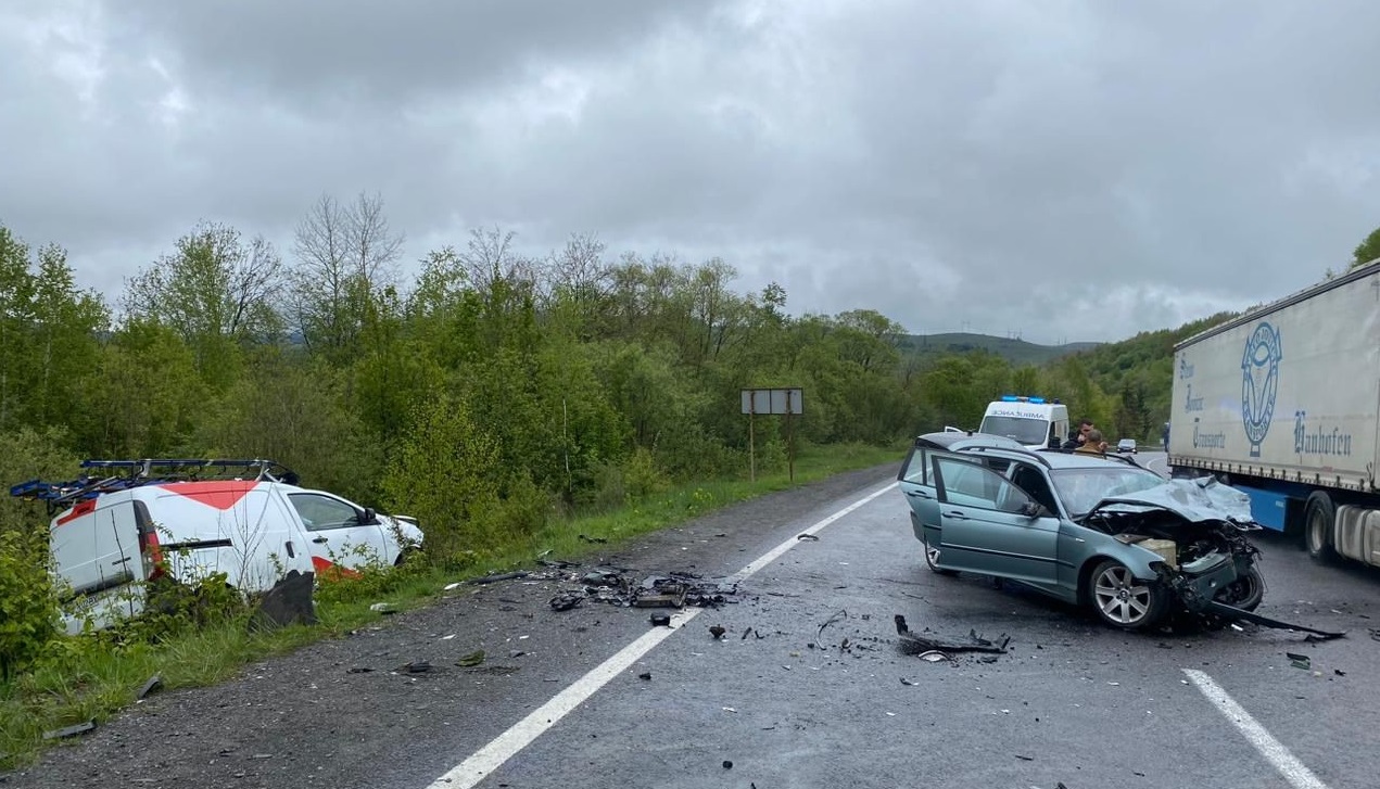 У Нижніх Воротах зіткнулися мукачівська BMW та івано-франківське Renault, водій останнього загинув (ФОТО)