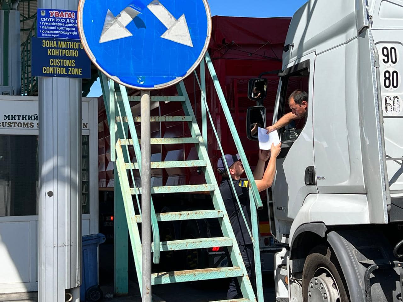 У словацькому ПП "Вишнє Нємецьке" полагодили сканер і відновили пропуск вантажівок