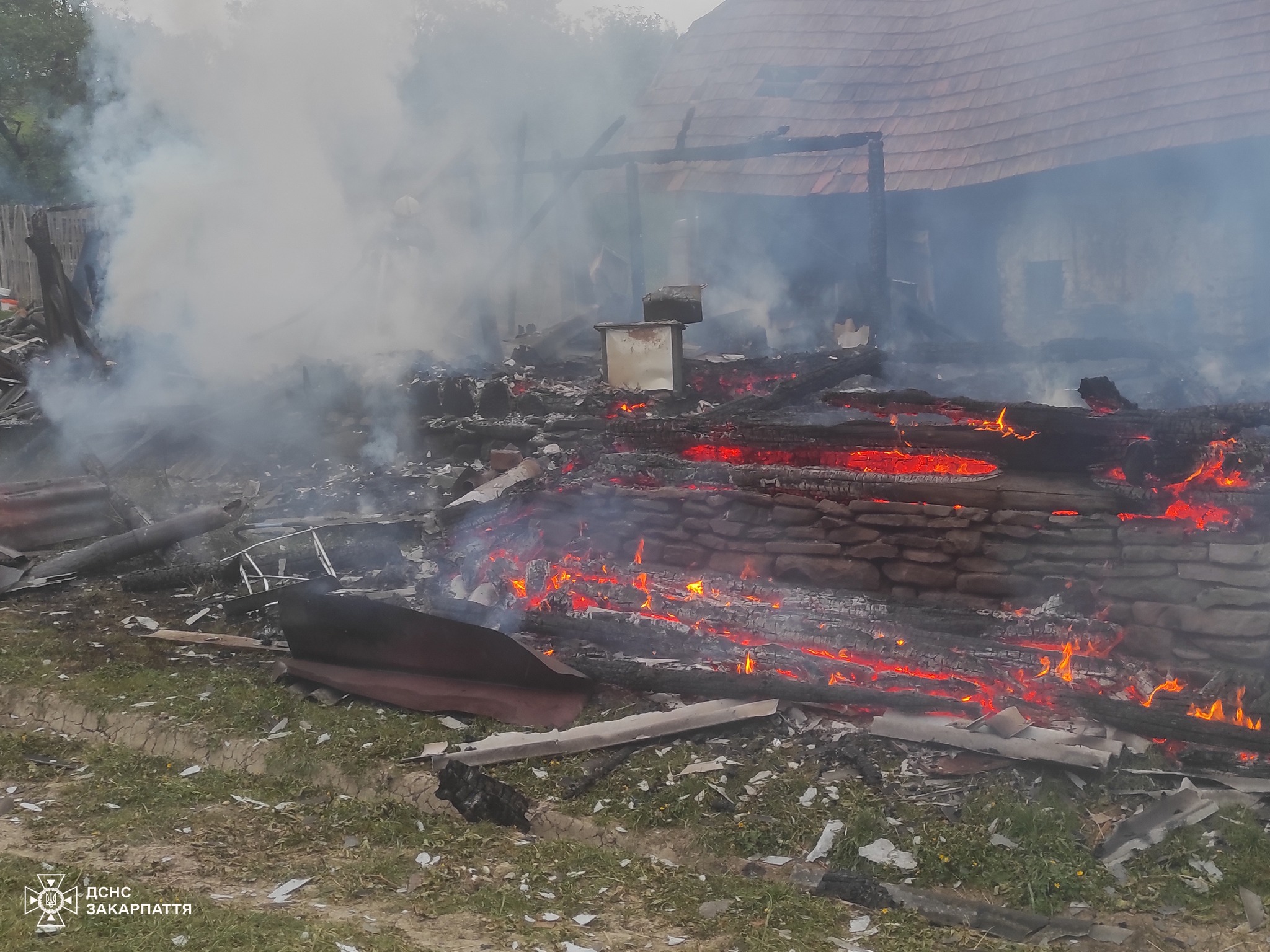 У Лютій на Ужгородщині місцеві жителі до прибуття пожежних гуртом гасили пожежу в літній кухні і прибудові (ФОТО)