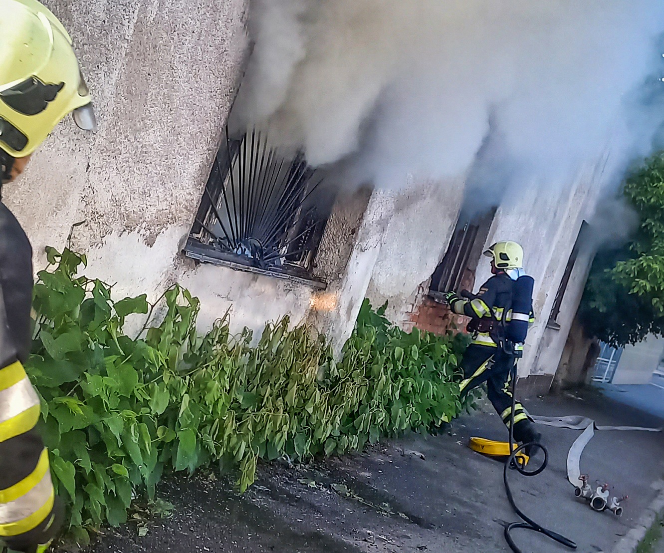 У Мукачеві поліцейські на камері відеоспостереження побачили пожежу в закинутій будівлі (ФОТО)