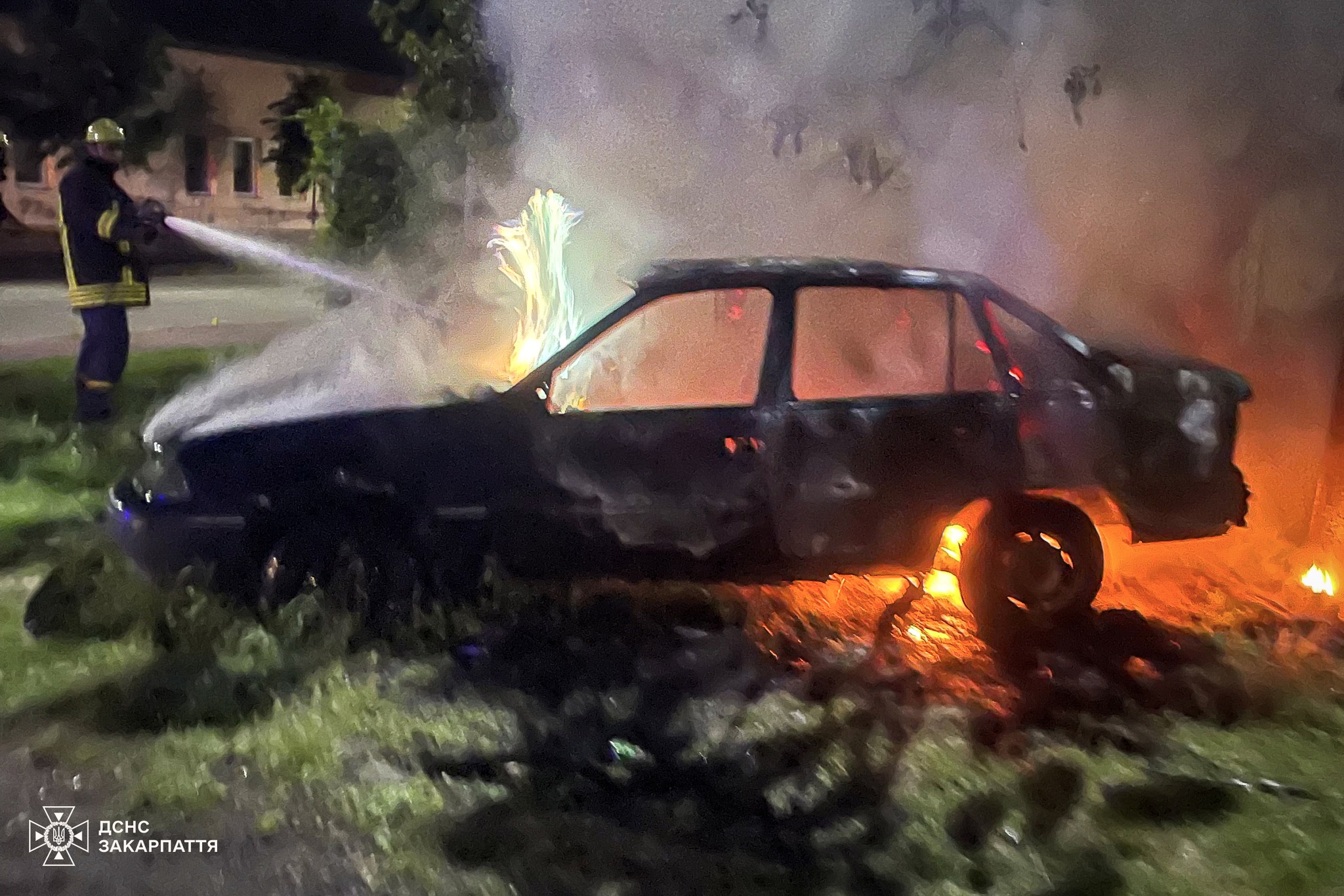 У Мукачеві згоріла припаркована на узбіччі занедбана Daewoo Nexia (ФОТО)