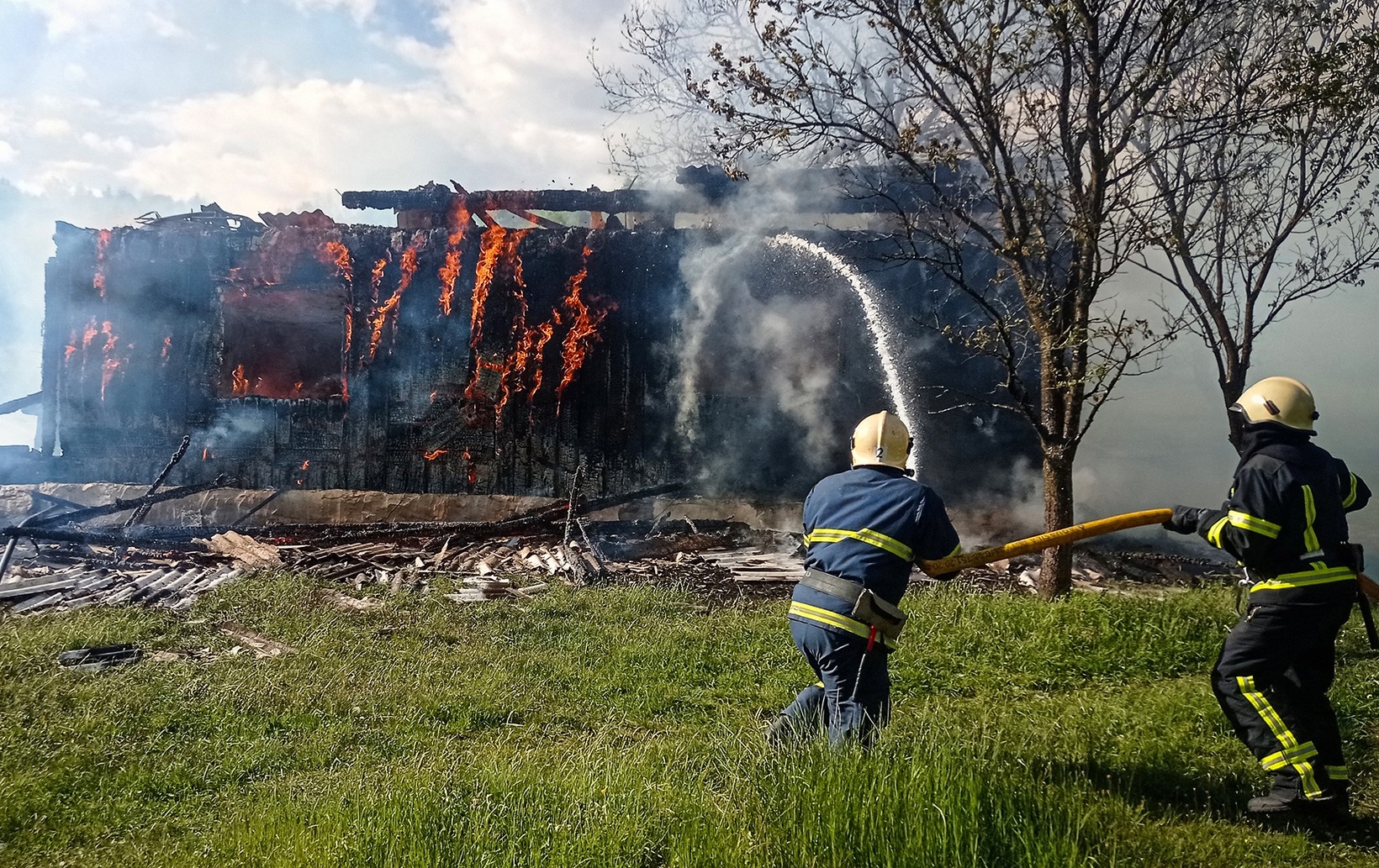 У Квасах на Рахівщині згорів будинок, в якому після святкування Великодня заснули господиня з сином (ФОТО)