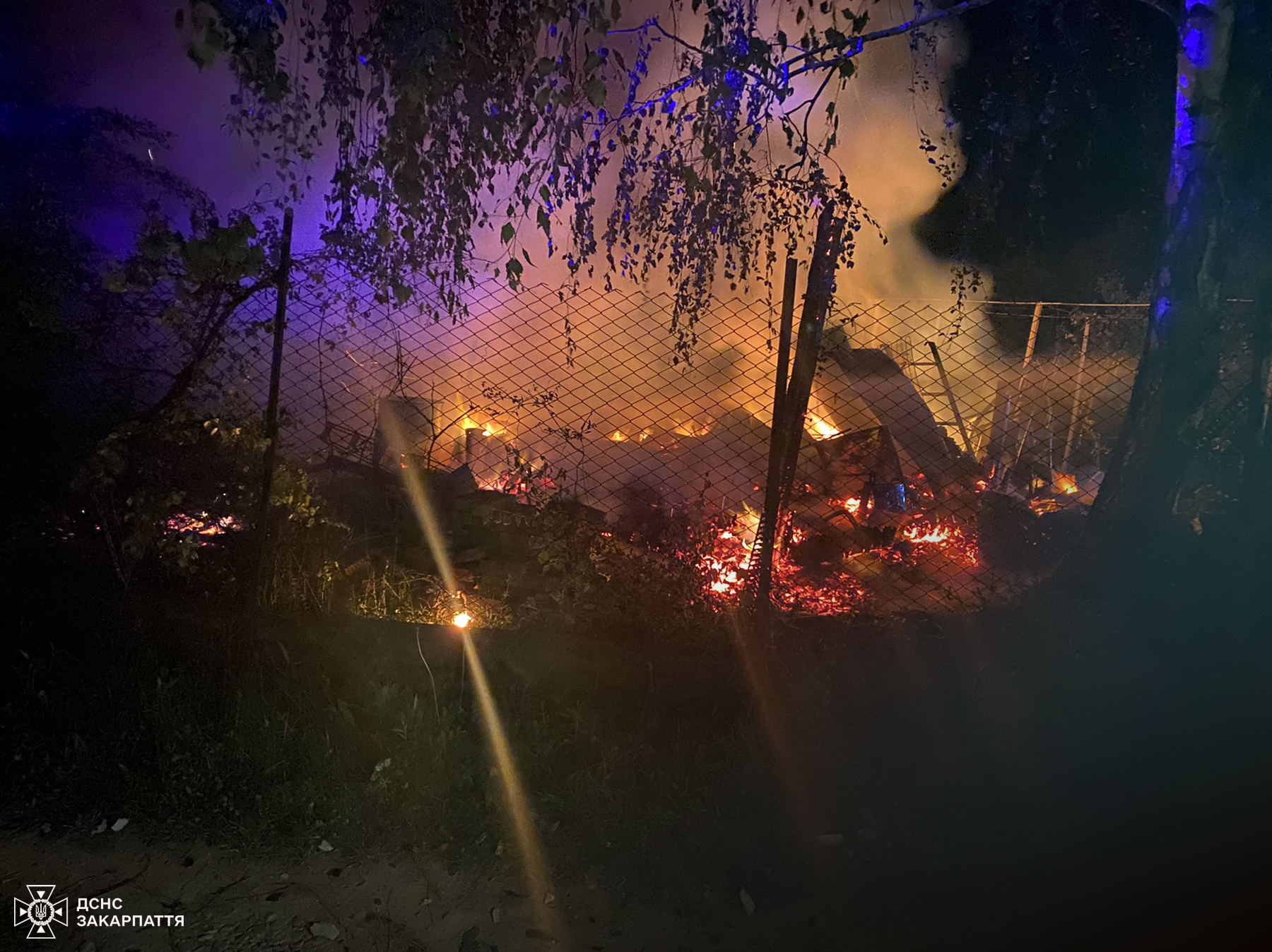 В Оріховиці біля Ужгорода згорів дерев'яний дачний будиночок  (ФОТО)