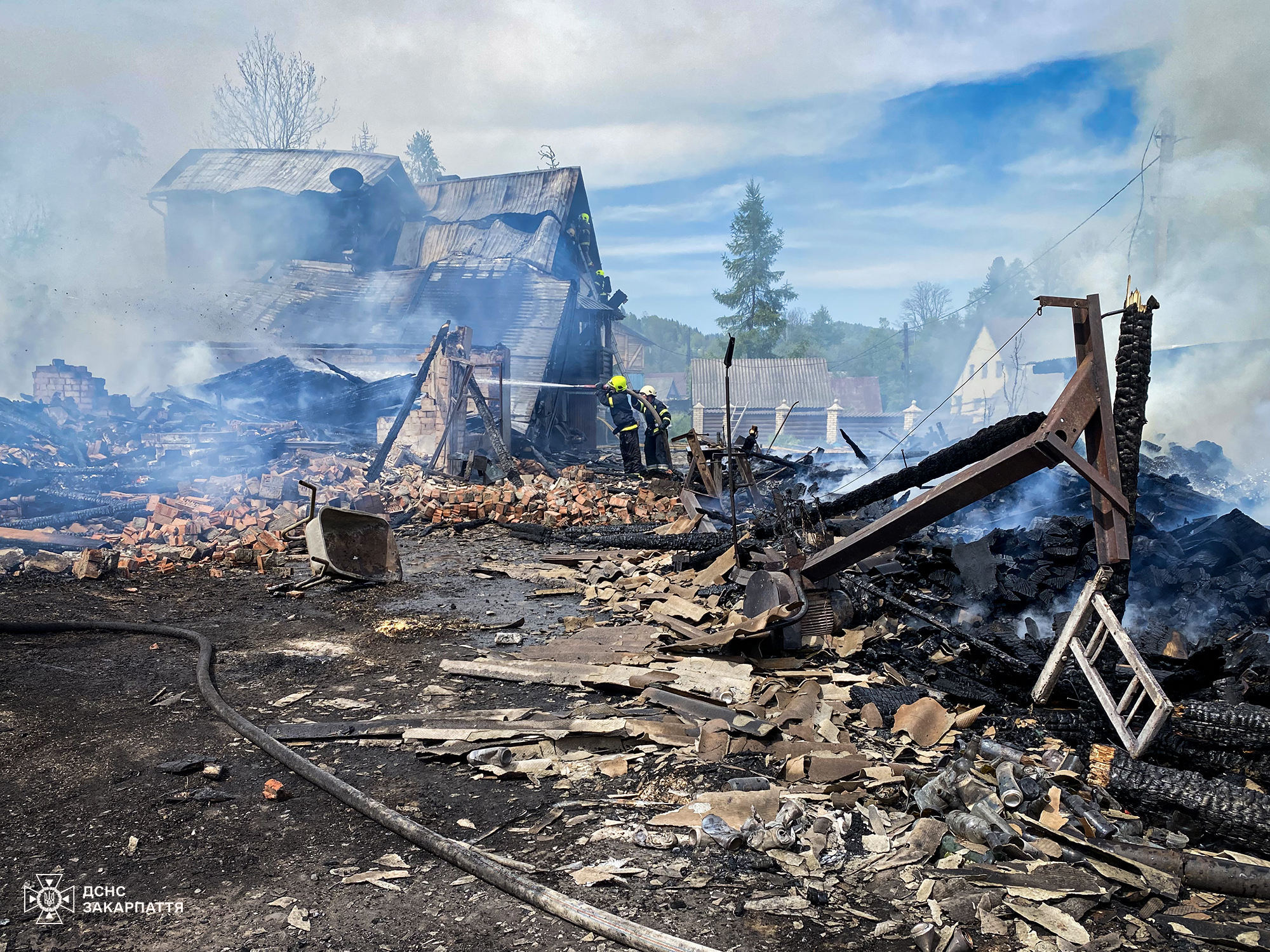У Ясіні на Рахівщині через загорання в прибудові практично згорів будинок (ФОТО)