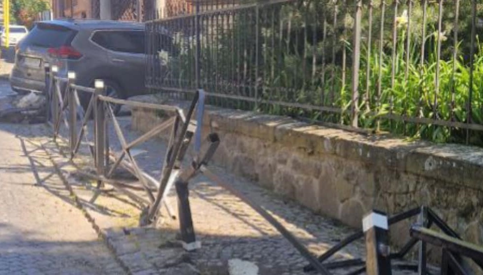 В Ужгороді водійка Nissan знесла металевий паркан біля 4-ї школи (ФОТО)