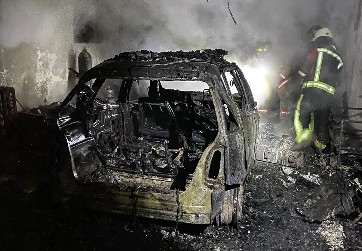 У Тарасівці на Тячівщині у гаражі згорів Mercedes-Benz А180 (ФОТО)