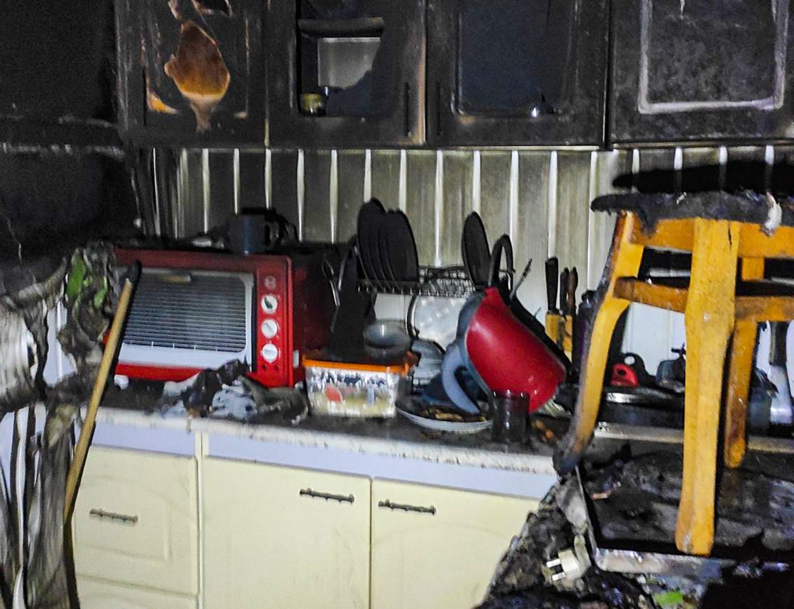 У Ганичах на Тячівщині від подовжувача вночі загорілася кухня в будинку (ФОТО)