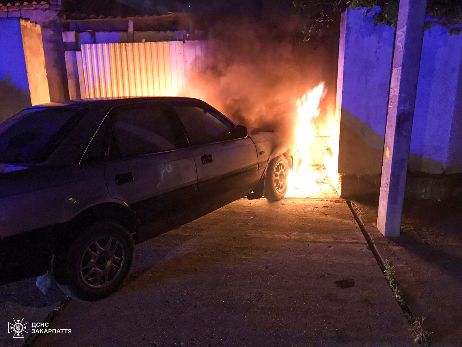 У Виноградові вночі загорівся припаркований біля будинку автомобіль (ФОТО)