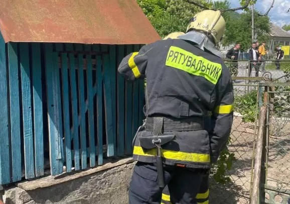 У Волосянці Ставненської громади 68-річна жінка загинула, впавши до 8-метрового колодязя (ФОТО)