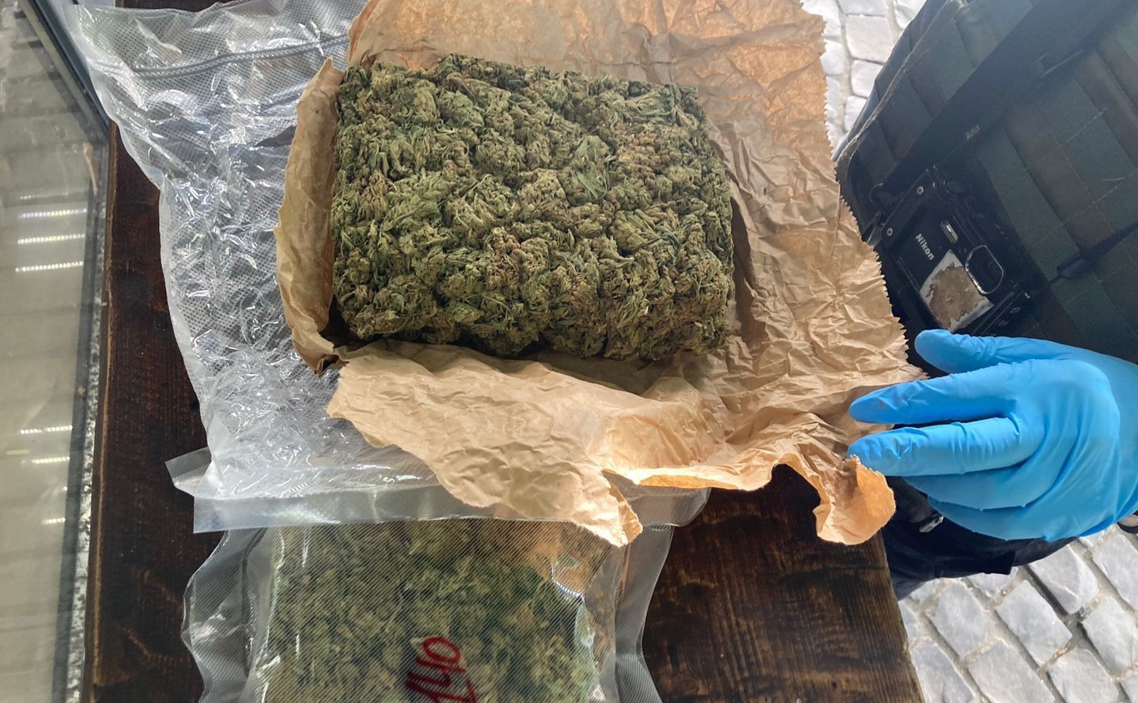 В Ужгороді дільничний поліцейський виявив у підозрюваного в наркоторгівлі 200 грамів канабісу на 100 тис. грн (ФОТО)