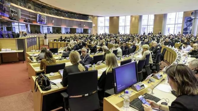 Найбільшу групу Європарламенту поповнили опозиційні до орбана угорці