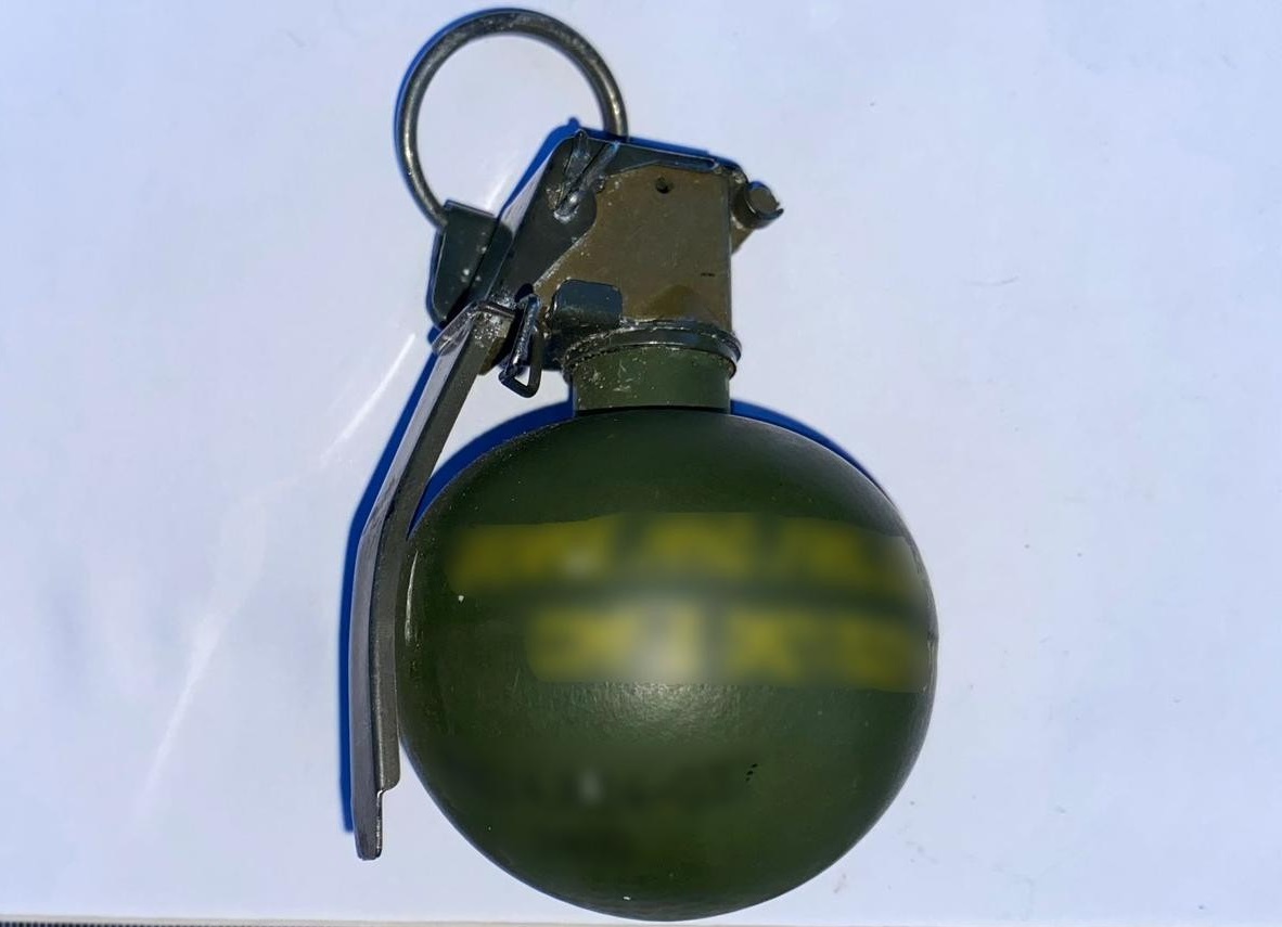 У Мукачеві за викликом про "побиття жінки" у парку патрульні виявили в чоловіка з Бедевлі гранату (ФОТО)