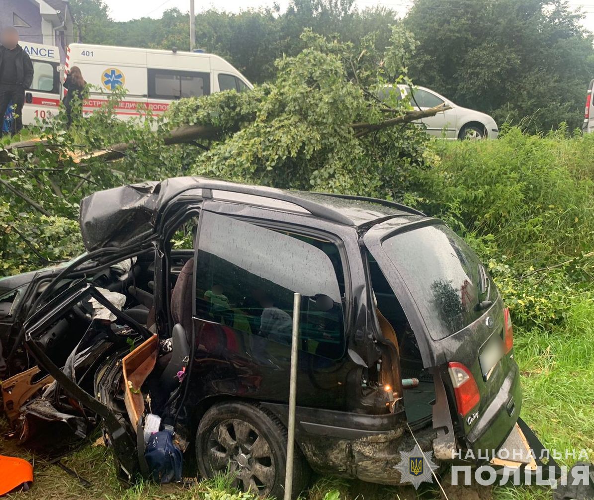 В аварії "Форда" в Зарічові, в якій загинув водій, травмувалися дві пасажирки – поліція (ФОТО)