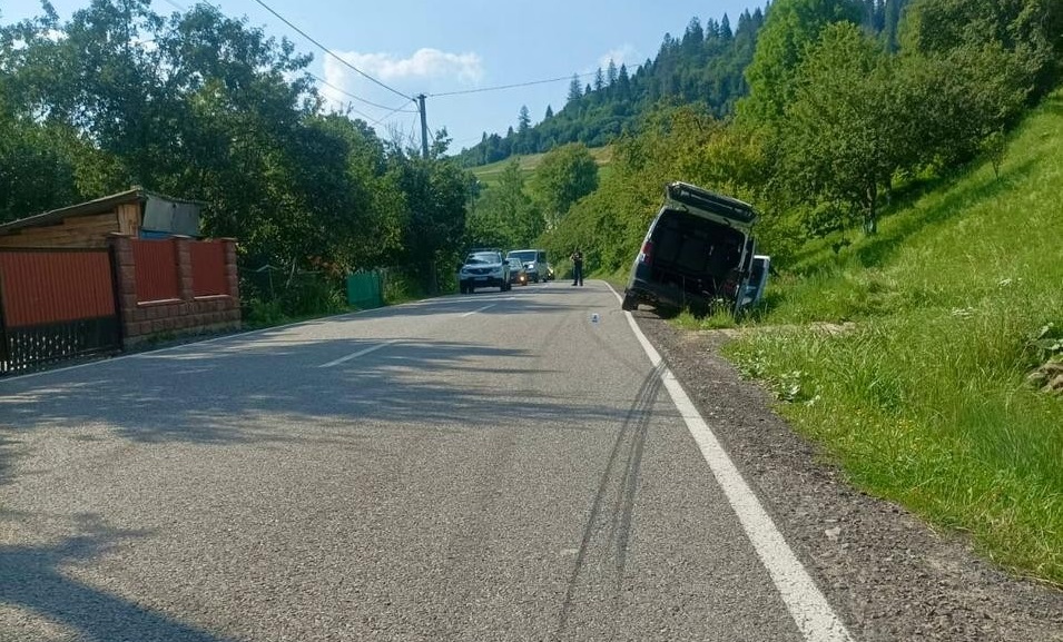 У Гукливому Мукачівського району мікроавтобус Mercedes-Benz травмував 10-річну дівчинку, що перебігала дорогу (ФОТО)