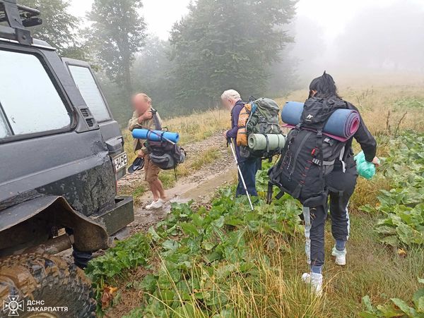 У горах на Закарпатті рятували прикарпатців, що затемпературили, та запоріжців, що заблукали з Прикарпаття (ФОТО)