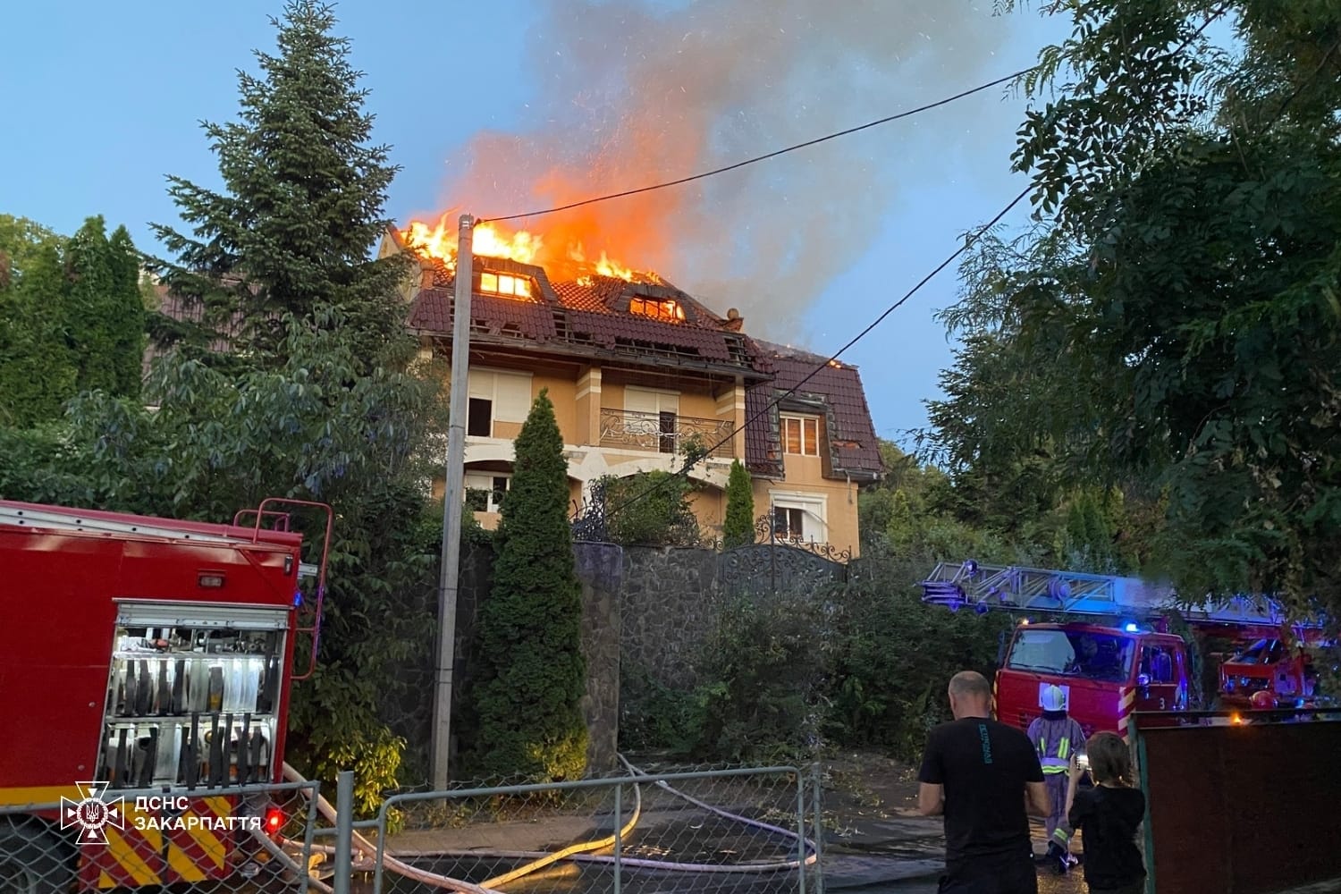 В Ужгороді горів покинутий чотириповерховий приватний будинок на Кошицькій (ФОТО)