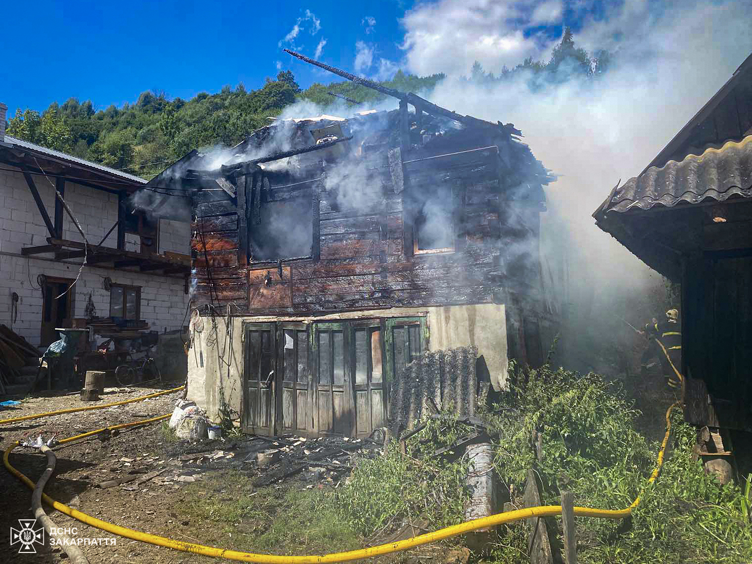 У Лозянському Міжгірської громади горів дерев'яний хлів (ФОТО)