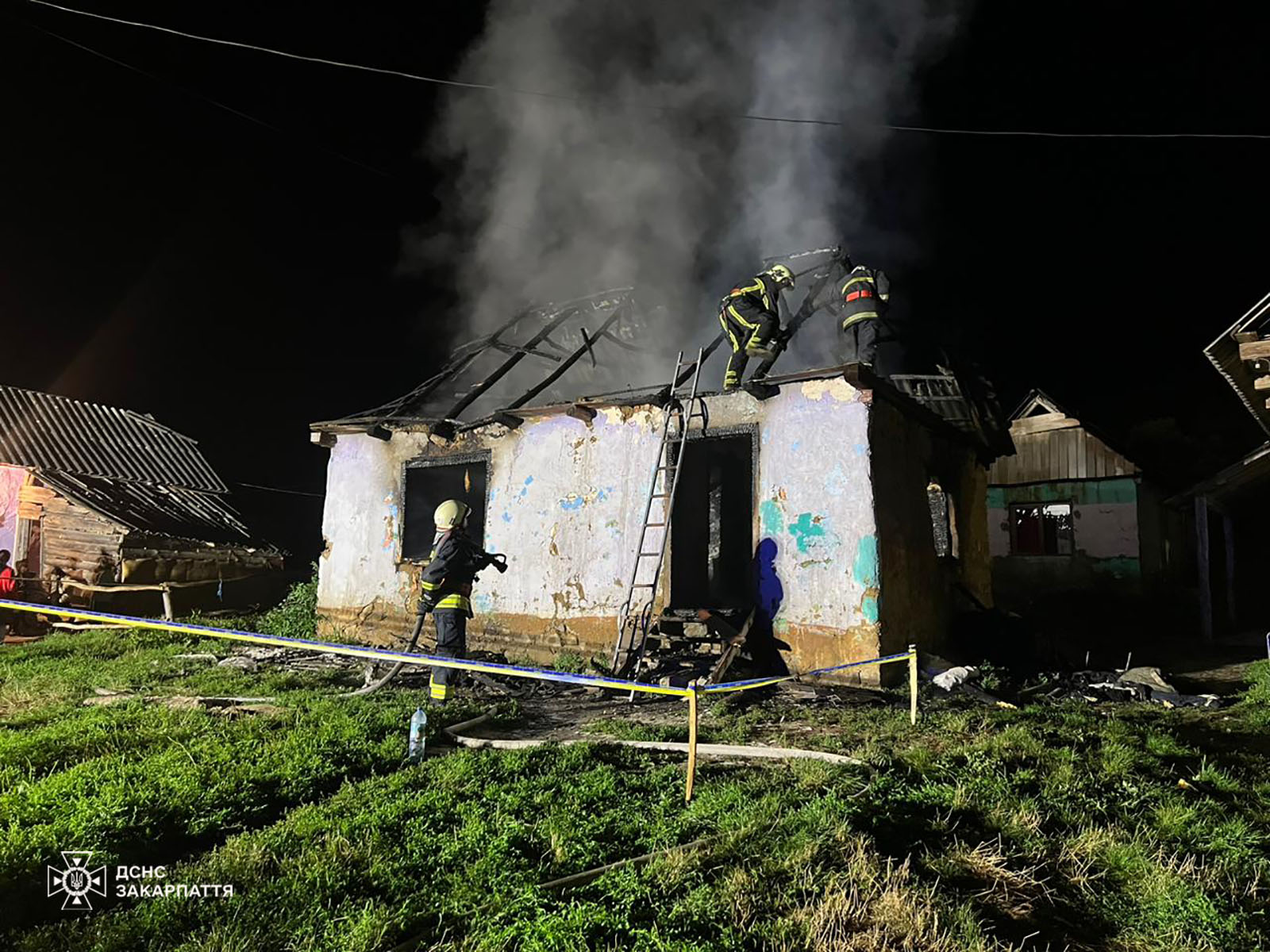 У нічній пожежі в Собатині на Хустщині загинули мати з сином (ФОТО)