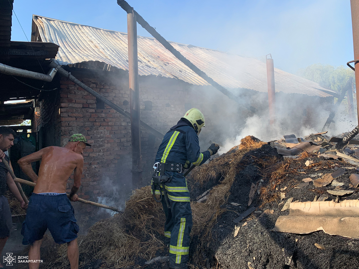 У Страбичові на Мукачівщині на обійсті згоріли дровітня та навіс з сіном (ФОТО)