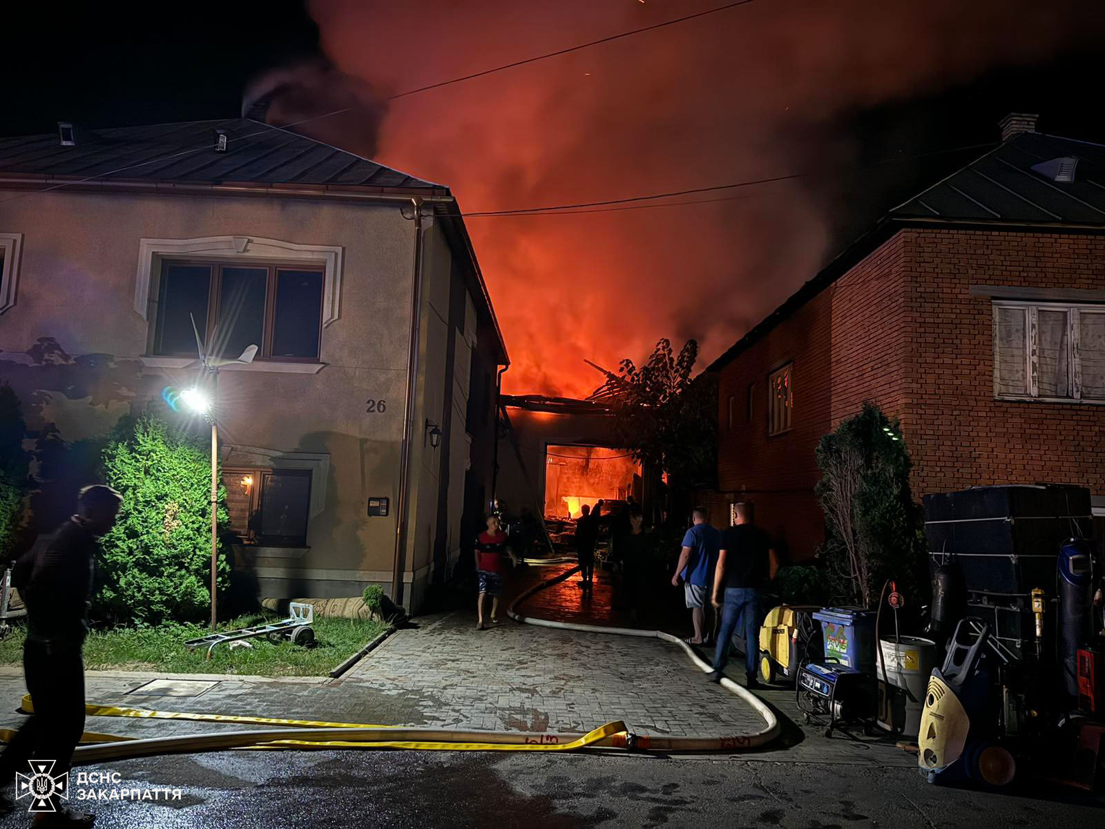 У Заріччі Хустського району через пожежу в гаражі ледь не згоріли довколишні будівлі (ФОТО)