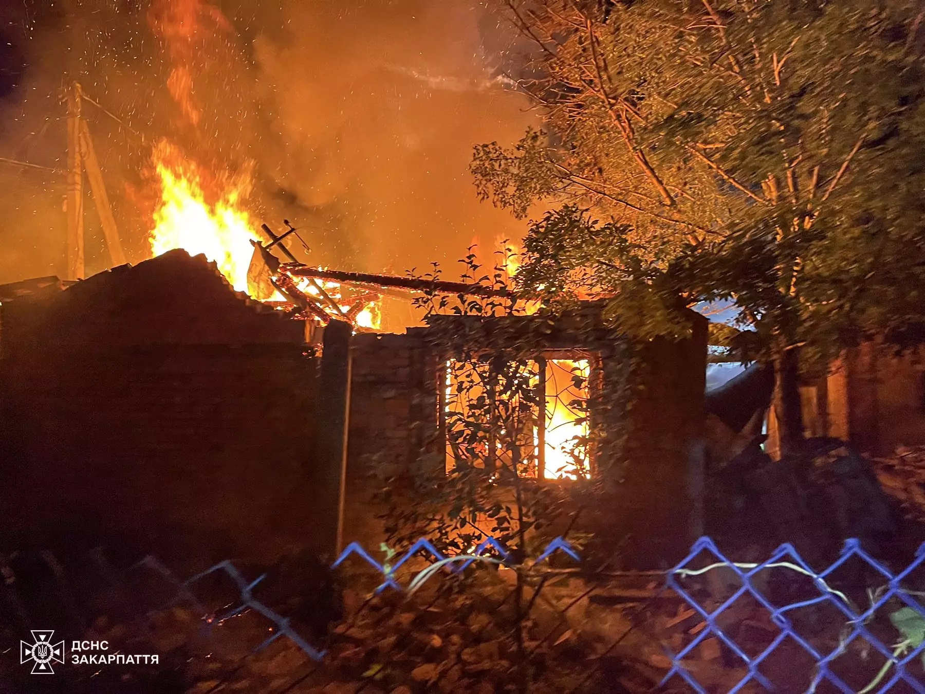 У Ляхівцях на Ужгородщині гасили пожежу в складі деревообробного підприємства (ФОТО)