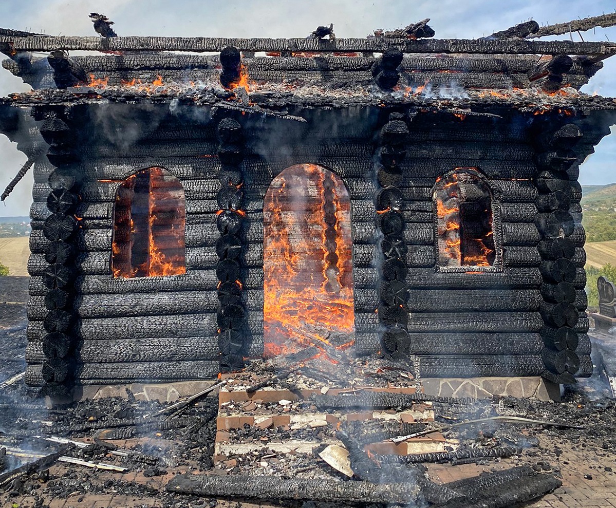 Від запаленого сухостою в Страбичові на Мукачівщині згоріли шпали колії, а в Завидові – капличка на цвинтарі (ФОТО)