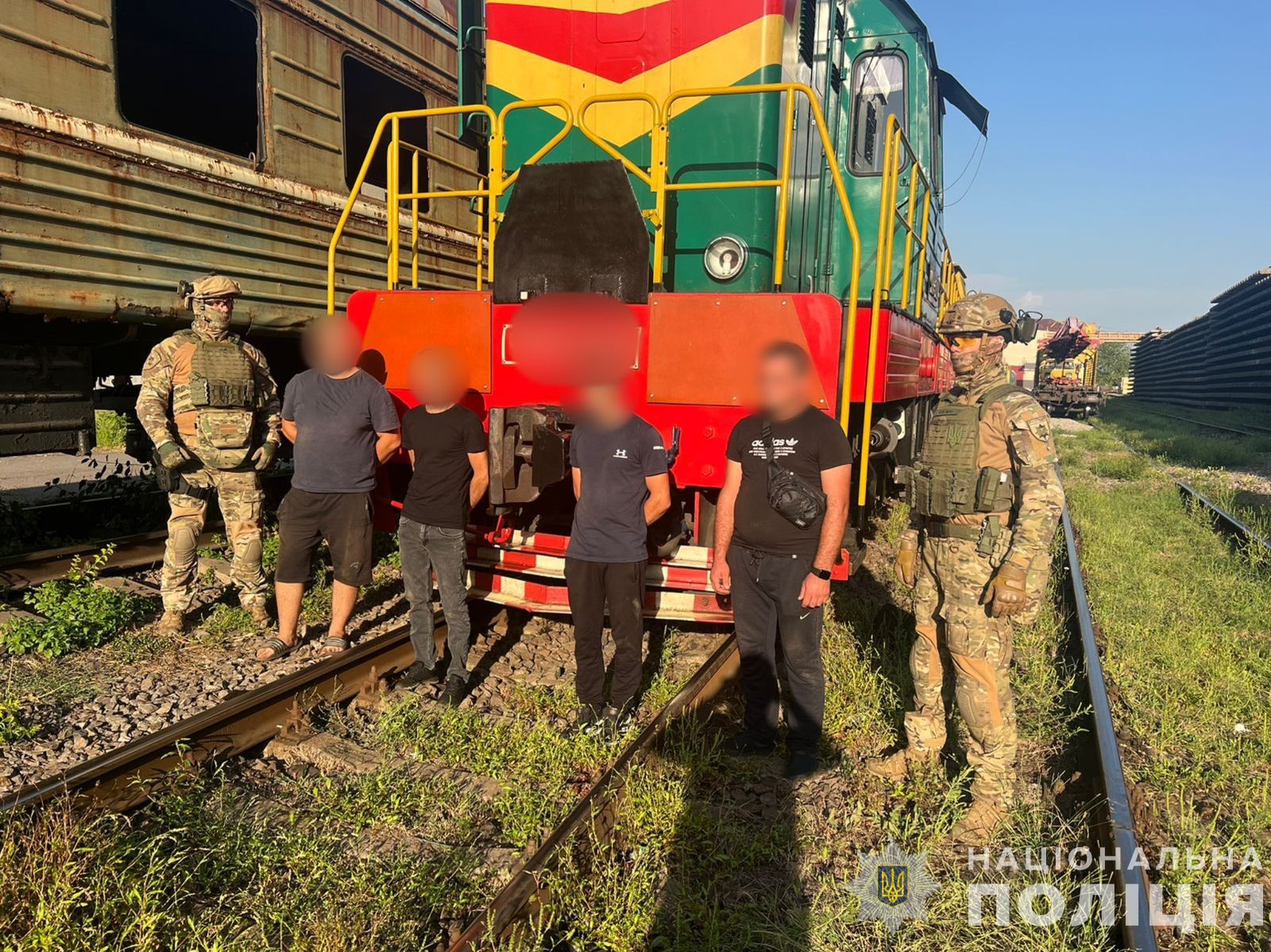 На Ужгородщині затримали групу розкрадачів пального з тепловозів "Укрзалізниці" (ФОТО)