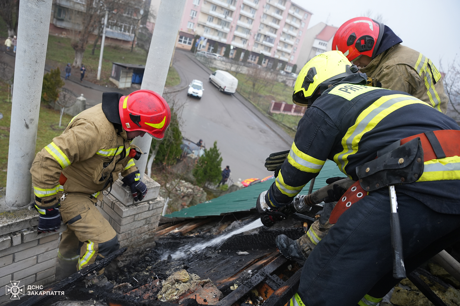 В Ужгороді через проблему з димоходом ледь не згорів 3-поверховий будинок 74-річної жінки (ФОТО)