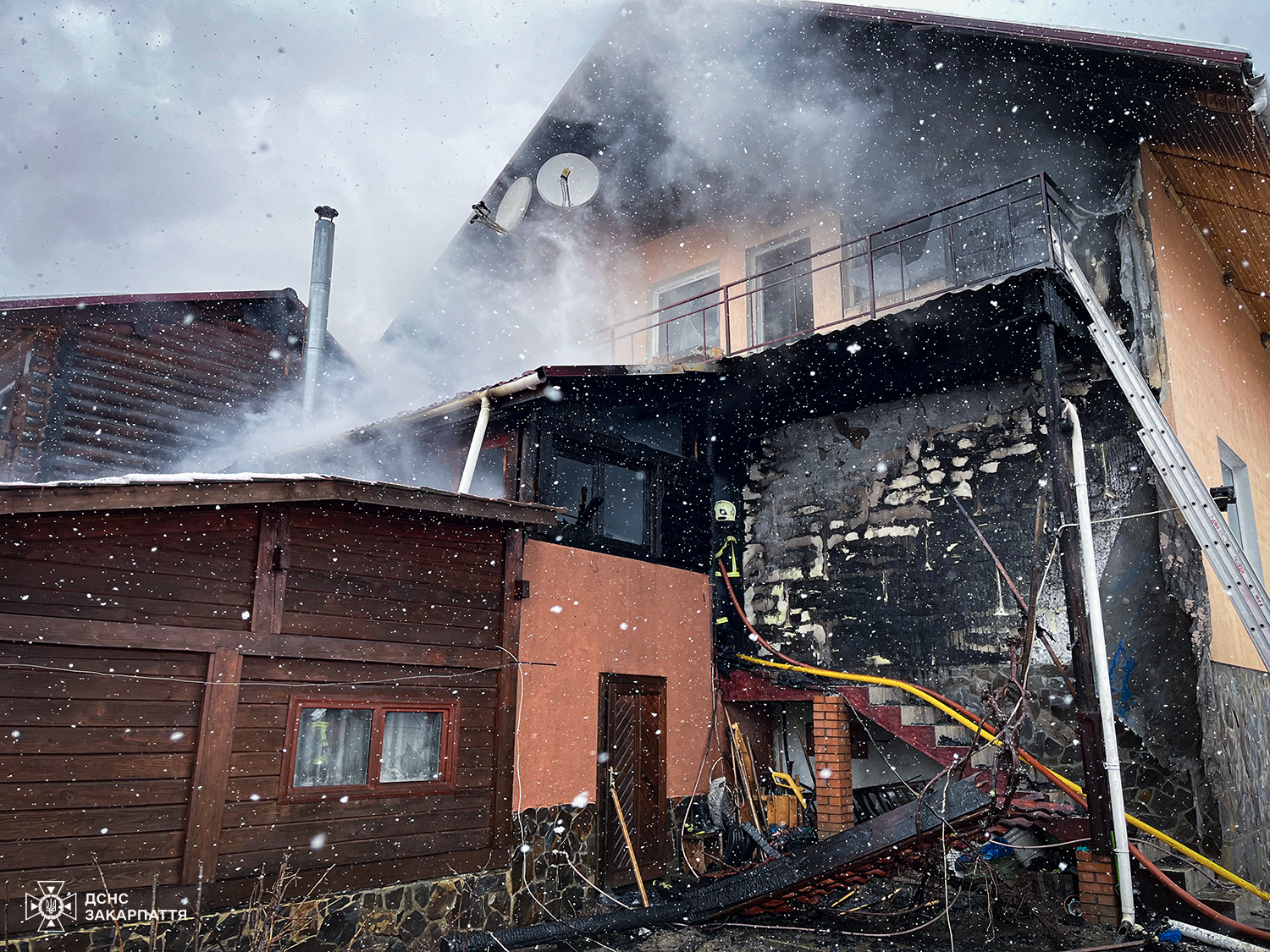 У Жденієві на Мукачівщині троє мешканців палаючого будинку опинилися у вогняній пастці (ФОТО)