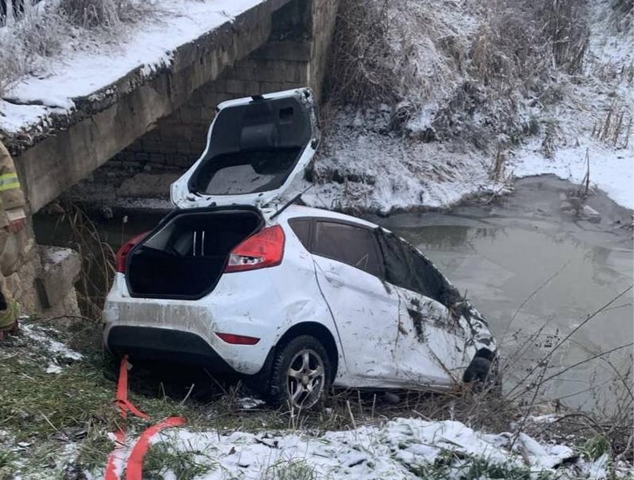 У Берегові на мості без відбійників авто з'їхало в канал Верке (ФОТО)