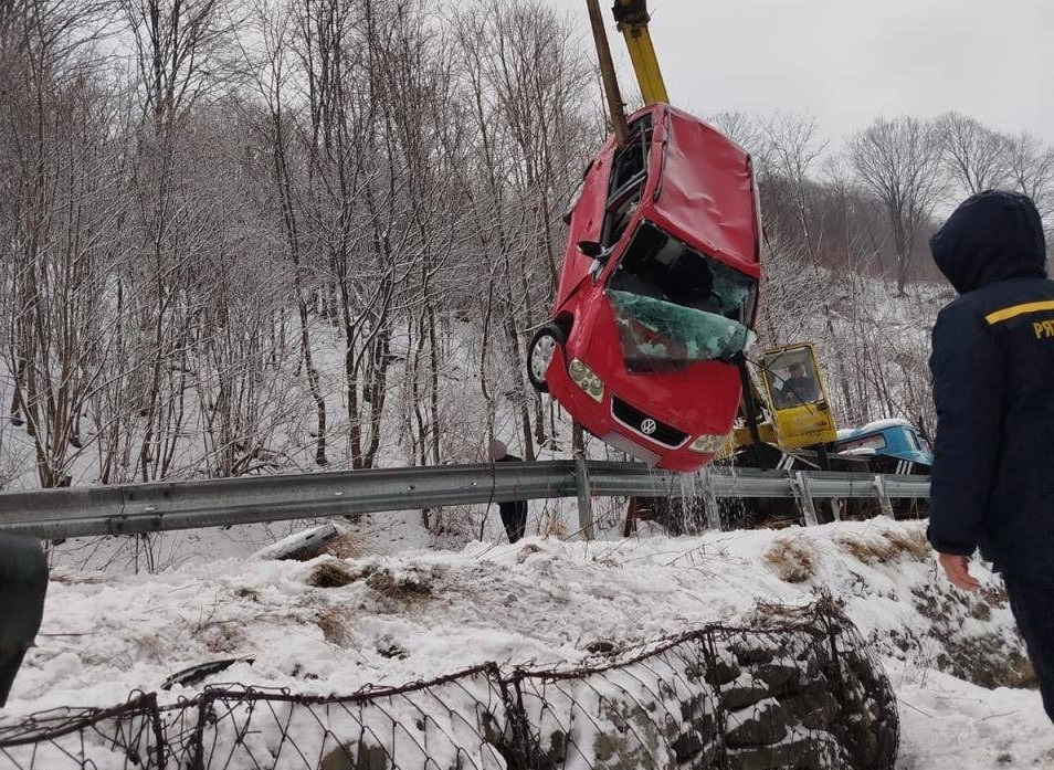 На Рахівщині Volkswagen Touran злетів у річку: загинула 35-річна пасажирка (ФОТО)