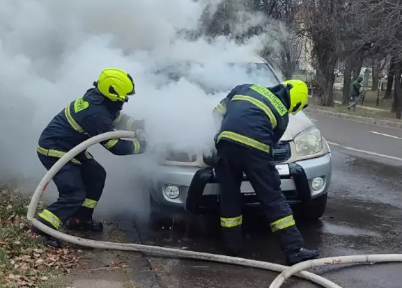 В Ужгороді на мості Масарика горіла Toyota RAV4 (ФОТО)