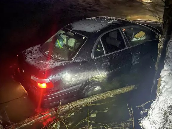 Біля Заброді на Ужгородщині Opel злетів у річку (ФОТО)