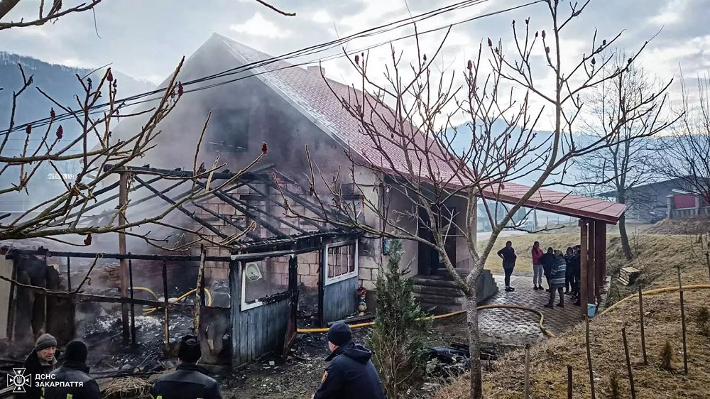 У Вільхівцях-Лазах на Тячівщині згоріла прибудова до будинку (ФОТО)