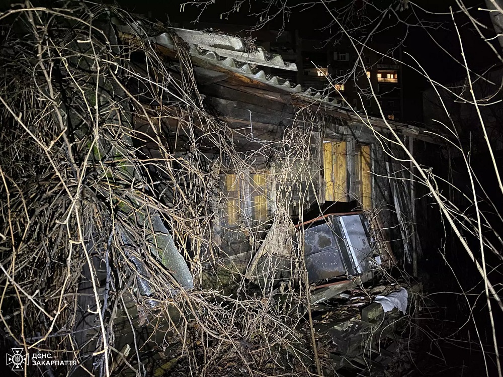 В Ужгороді горіла дерев'яна будівля, в якій часто ночували "бомжі" (ФОТО)